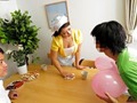 爆乳家政婦さん×エロガキ すけべなガキが爆乳家政婦さんにHな悪戯！！　サンプル画像02